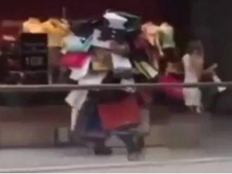 Genç kadın alışveriş işini abarttı!