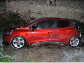 Tartıştığı babasının arabasını yaktı