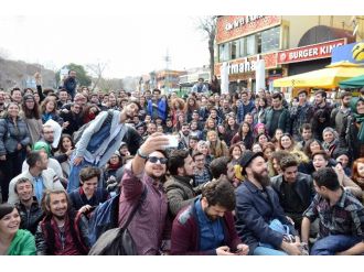 Otostop çekerek toplandılar