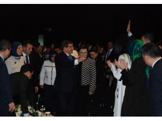 Davutoğlu’ndan erkeklere çağrı: "Kadınların onuruna sahip çıkın"