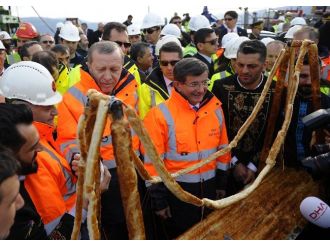 Erdoğan ve Davutoğlu’ndan gazetecilere börek ikramı