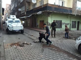 Teröristler kurdu polis ve çocuklar kaldırdı
