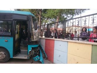 Halk otobüsü okul duvarına çarptı