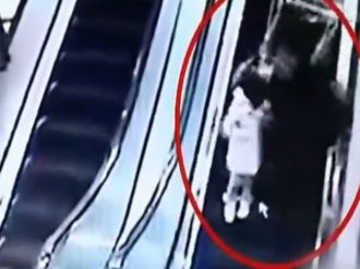 Yine Çin yine yürüyen merdiven kazası