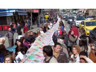İstanbul’da kadınlar dev pankartla yürüdü