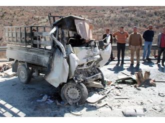 TIR’a çarpan kamyonet alev aldı: 1 ölü