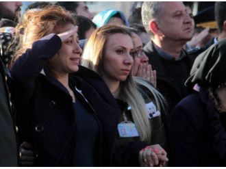 Şehit eşe asker selamıyla veda