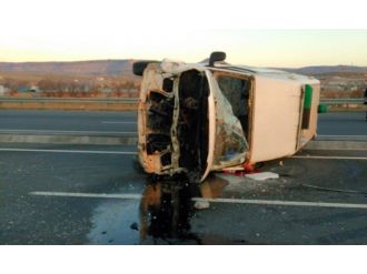 Cenaze aracı yan yattı: 1 ölü