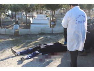 Dedesinin mezarı başında intihar etti