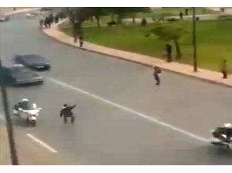 Fas Kralının konvoyunun önünü kesti !