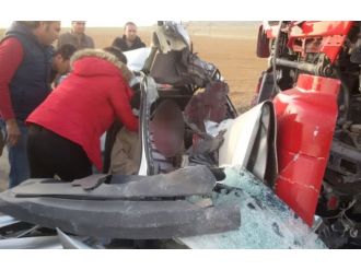 TIR ile otomobil çarpıştı: 2 ölü