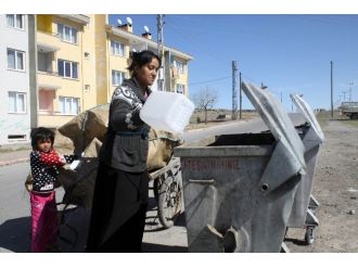 Ekmeğini çöpten çıkaran kadınlar