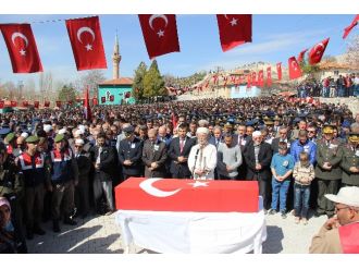 Şehidin cenaze törenine 10 bin kişi katıldı