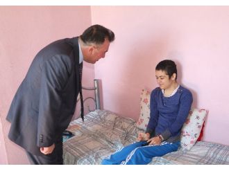 Defalarca ameliyat oldu ama hâlâ yürüyemiyor