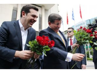 Davutoğlu ve Çipras kadın basın mensuplarına gül verdi