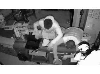 Paraları döke döke kaçtılar