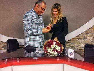 Canlı yayında sürpriz evlilik teklifi