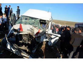 Yolcu minibüsü otomobille çarpıştı: 9 yaralı