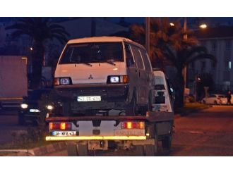Kaçakları taşıyan minibüs polise çarptı