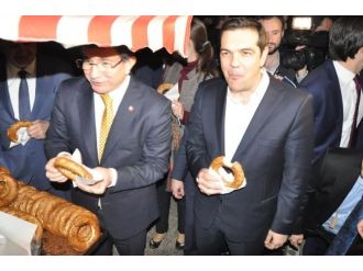 İki Başbakan gevrek yiyip Konak Meydanı’nı turladı