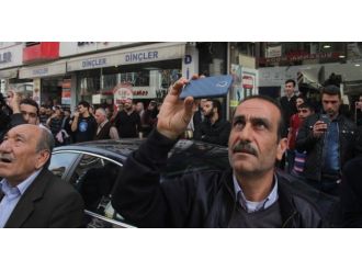 Film izler gibi seyrettiler