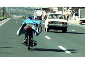 Motosiklet üzerinde tehlikeli yolculuk