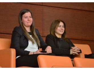 Şimşek kürsüde eşi dinleyici locasında