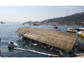 Bebek sahilinde tekne battı