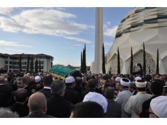 Erdoğan’ın hocası son yolculuğuna uğurlandı