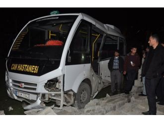 Tren minibüse çarptı: 1 ölü, 3 yaralı !