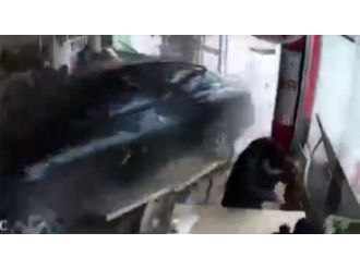 Otomobil restorana daldı !