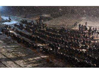 Kar yağışı altında sabah namazı