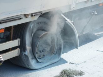 Seyir halindeki TIR’ın lastikleri tutuştu