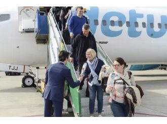 İlk turist kafilesi karanfillerle karşılandı