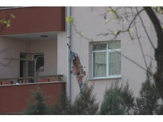 Kilis’te askeri lojmana roket isabet etti