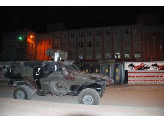 Okulu yakamayınca patlayıcı attılar