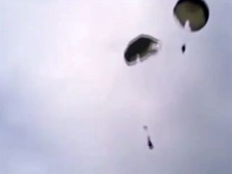 Havada paraşütler birbirine dolanınca...