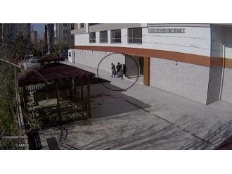 Önce kameraya ardından polise yakalandılar