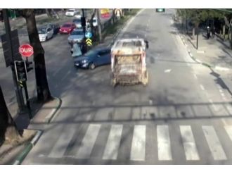 Kamyonun çarptığı otomobilin altında kaldı