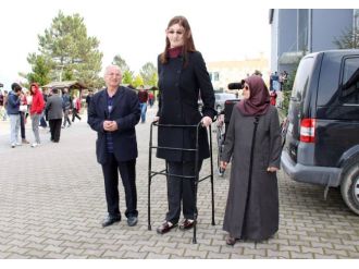 Dünyanın en uzun kızı YGS heyecanı yaşadı