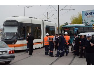 Tramvay belediye otobüsüyle çarpıştı !