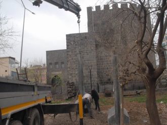 Sur’un dört bir tarafı beton bloklarla çevriliyor
