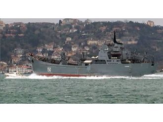 Rus savaş gemisi Boğaz’dan geçti