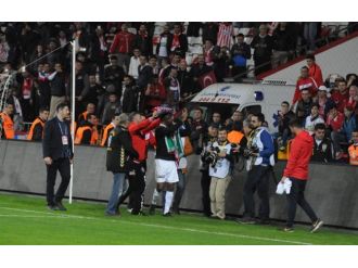 Bursa taraftarından Eto’o’ya sevgi gösterisi