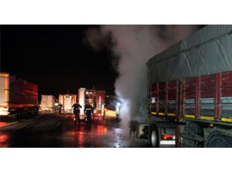 TEM otoyolunda harç yüklü TIR, alev alev yandı