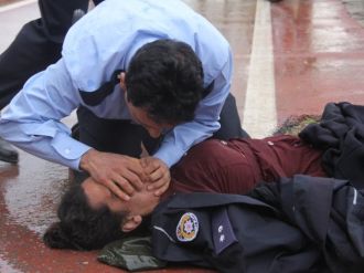 Boğulan kadını komiser hayata döndürdü