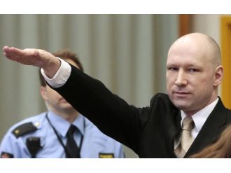Norveçli seri katil mahkemede Nazi selamı verdi