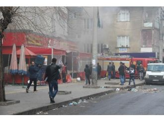 Diyarbakır’da yaralı polislerin yardımına vatandaşlar koştu