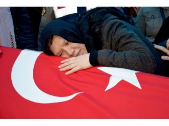 "Yavrumun tek suçu durakta otobüs beklemekti"