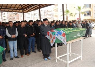 Üzerine kapı düşen çocuk öldü